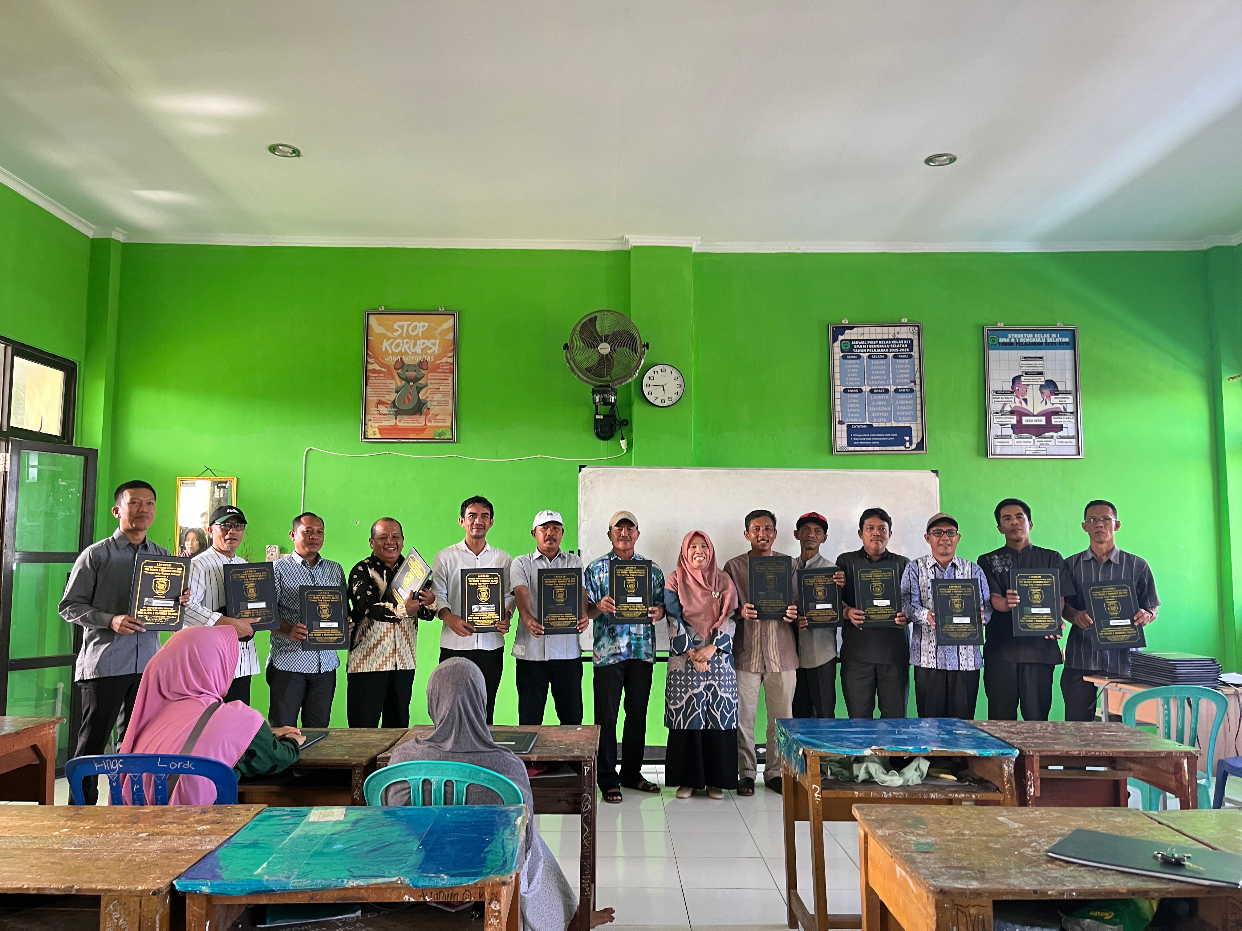 Pembagian Laporan Akhir Semester SMA Negeri 1 Bengkulu Selatan Tahun Pelajaran 2025/2026
